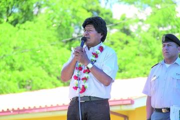 El presidente en la firma de inicio de obras de la construccion de una presa en el municipio de Yacuiba.