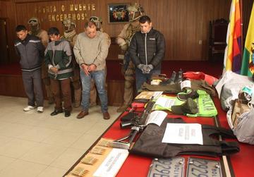 La banda delictiva que cayó en La Paz. El primero de la derecha es el colombiano Ancizar Guillén Rincón.