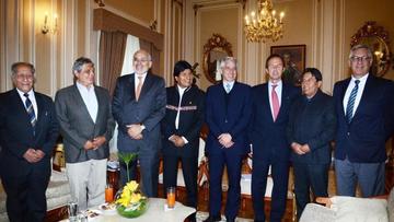 El presidente Evo Morales junto a los exmandatarios del país tras reunión en Palacio de Gobierno en julio de 2015.