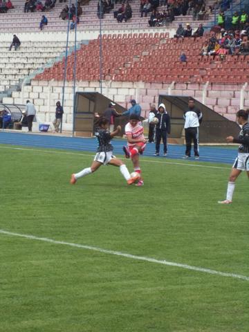 Olga Cruz, de Potosí, remata el balón.