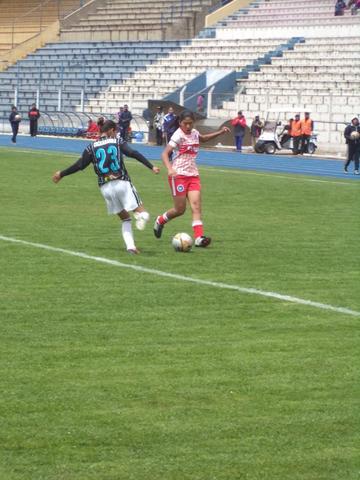 Epifanía Castro, de Cochabamba, despeja el balón ante la marca de Yoshelyn Condori.