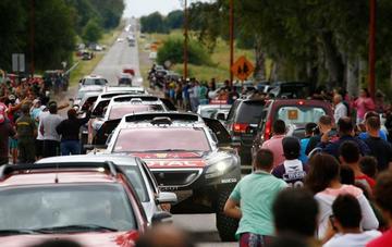 Los pilotos de autos en la grilla de partida.