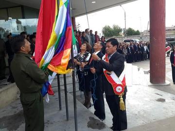 La inauguración del año judicial empezó con la iza de las banderas.