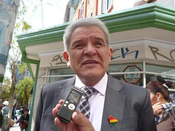 La ministra Paco afirma que el defensor sigue el "libreto de la derecha"