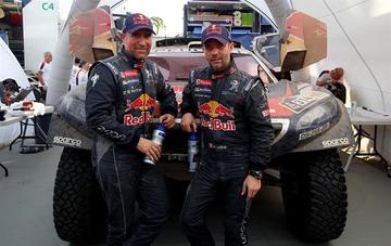Los pilotos franceses Sebastien Loeb (d) y Stephane Peterhansel
