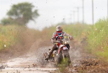 El piloto español Joan Barreda (Honda) intenta pasar el camino lleno de lodo.