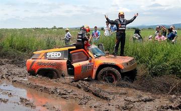 El piloto estadounidense Robby Gordon (d) (Gordini) y su copiloto Kellon Walch se lamentan al quedar atascados en el lod