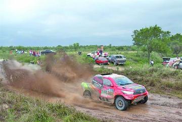 El corredor saudí Yazeed Alrajhi y su copiloto el alemán Timo Gottschalk, de Toyota.
