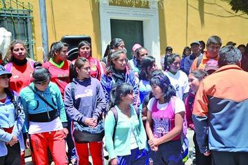 La s jugadoras del combinado de la Villa Imperial tras ser despedidas por el gobernador