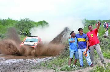 Fanáticos posan durante la tercera etapa de la competencia.