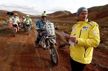 El director deportivo del Dakar, Marc Coma (d), controla la salida de corredores