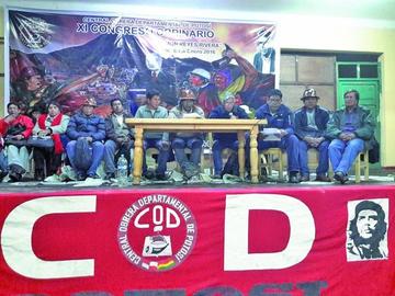 Los actuales dirigentes de la entidad sindical presenrtan su informe al congreso.