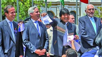 El presidente Evo Morales junto al vocero de la demanda marítima Carlos Mesa.