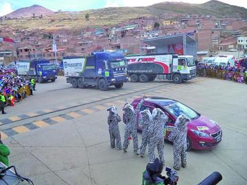 Gran acogida a los autos de asistencia del Dakar