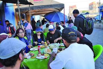 Un almuerzo (sopa y segundo) en el mercado de Uyuni como en pensiones cercas de abasto oscilaban entre 15 a 18 Boliviano