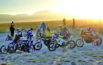 Los motociclistas del Dakar se alistan para la competencia de la madrugada.