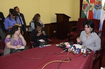 La presidenta del Tribunal Supremo Electoral, Katia Uriona, en conferencia de prensa.