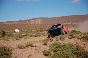 Robby Gordon tiene alguna dificultad en una de las curvas del tramo en Uyuni.