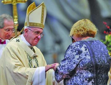 El religioso oficia la misa de Solemnidad de la Epifanía del Señor en la basílica de San Pedro del Vaticano.