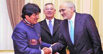 El jefe de Estado, Evo Morales Ayma y el expresidente Carlos Mesa.