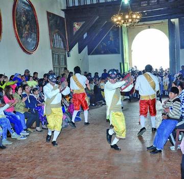 El grupo de los reques en el momento de la adoración al Niño Jesús.