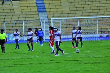 Las futbolistas potosinas abandonan la cancha.