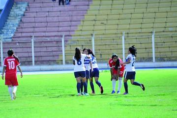 Las jugadoras potosinas festejan el gol de Claret Sangueza.