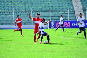 El jugador de Potosí, Miguel Coro protege el esférico.