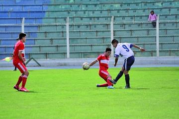 El delantero Gonzalo Veizaga remata la pelota.