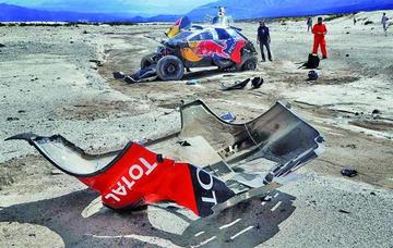 El coche del piloto francés Sebastien Loeb tras sufrir un accidente.