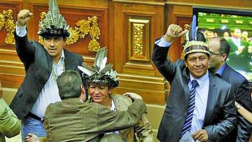 Los tres diputados opositores levantan sus manos en señal de triunfo.