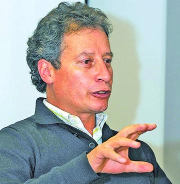 Ministro Navarro presentará informe de la gestión 2015