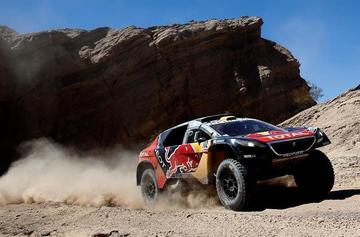 El piloto francés Stephane Peterhansel y su copiloto Jean Paul Cottret del equipo Peugeot en acción.