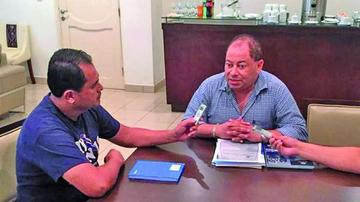 El ministro de gobierno, Carlos Romero (derecha).