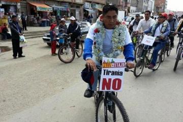 Patzi participa del “Patzicletazo por el No” en Oruro y se estrella contra el Gobierno