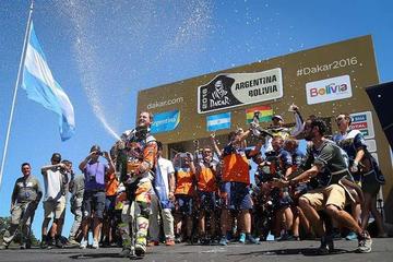 El piloto australiano Toby Price, del equipo KTM, festeja en el podio..