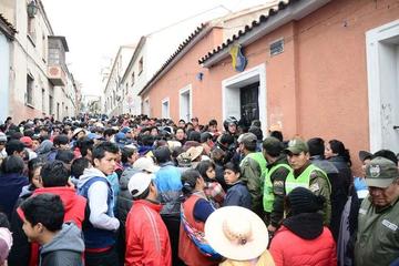 Esta es la cantidad de personas que estaban fila para inscribir al colegio Calero.