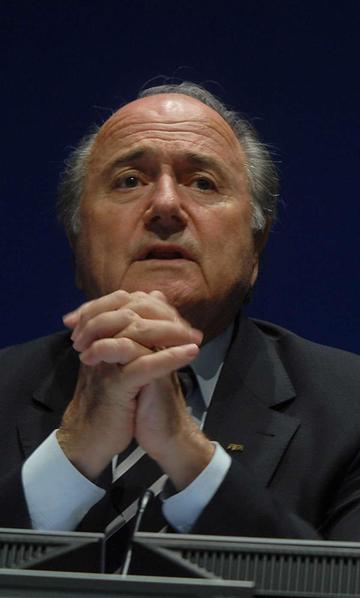 Blatter continúa cobrando su salario