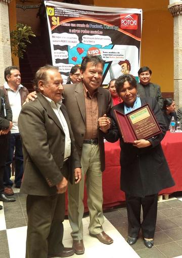 Doroteo Saavedra y Basilia Condori (Los de Calcha), con Luis Carrión (c).