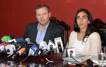 José Alberto Gonzales y Gabriela Montaño, en conferencia de prensa.