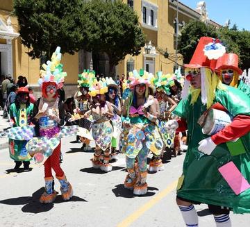 Los bailarines llevaron trajes con material reciclable.