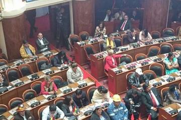 Los curules de varios opositores se encontraban vacios ayer durante el informe del jefe de Estado.
