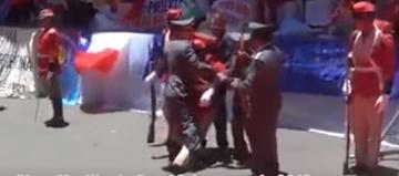 Un soldado de los Colorados de Bolivia sufrió insolación y se desmayó mientras hacía guardia.