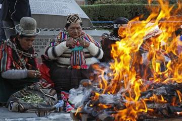 Una celebración ritual de un nuevo aniversario del Estado Plurinacional de Bolivia en la plaza Murillo.