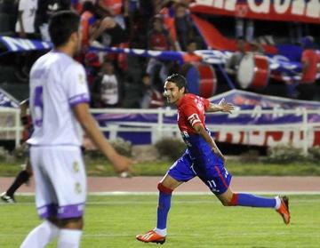 Martín Palavicini (d) celebra el primer gol del encuentro.