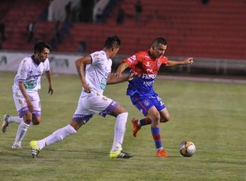 Leonardo Toco (espaldas) trata de detener a su oponente.
