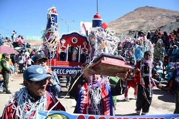 El Tata Ck'accha es llevado en andas.