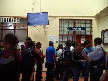 Varios maestros buscan cumplir los requisitos en la Dirección Departamental de Educación.