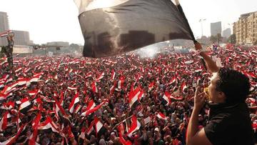 Los colores rojo, blanco y negro, de la bandera egipcia, hondearon hace cinco años en la emblemática plaza Tahrir.