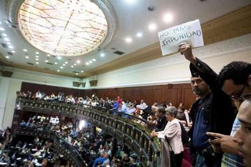 Los asistentes a la Asamblea Nacional mostraron carteles exigiendo atención.